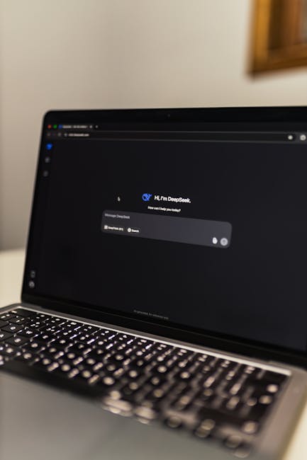 Persona escribiendo en una computadora portátil con gráficos de datos en la pantalla